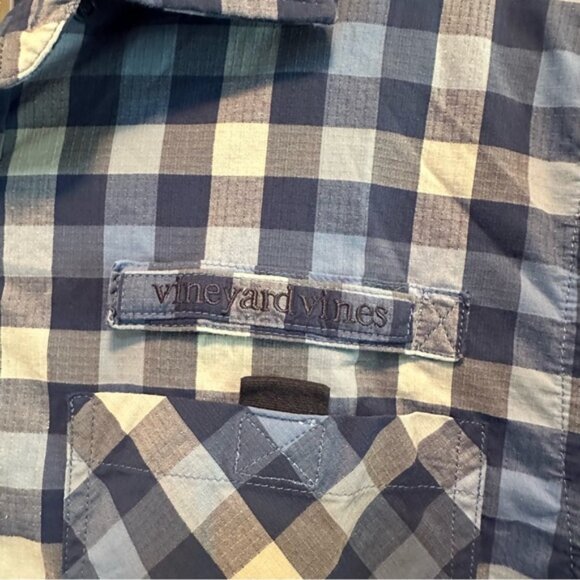 Vineyard Vines long sleeve performance button down. EUC Size Small - Picture 4 of 4